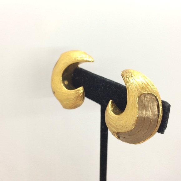 VINTAGE CELESTIAL RON RIZZO GOLD TONE CRESCENT MOON CHUNKY CLIP-ON EARRINGS - Picture 4 of 17